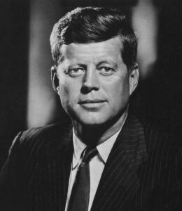 John Kennedy est le 35ᵉ président des Etats-Unis. Il rentre en poste à 43 ans ce qui fait de lui le plus jeune président des Etats-Unis.